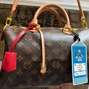 STUNNING Fashion Satchel w/dual straps, wallet & bag charms w/LV Box & Bag!